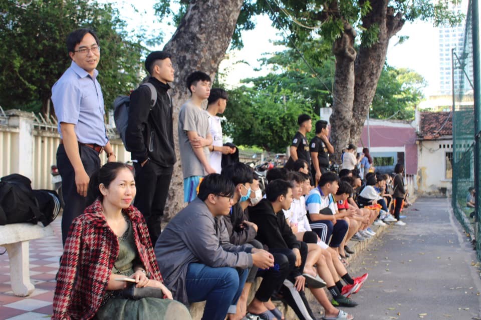 Có thể là hình ảnh về 7 người, mọi người đang ngồi, mọi người đang đứng, thực phẩm và ngoài trời Có thể là hình ảnh về 7 người, mọi người đang ngồi, mọi người đang đứng, thực phẩm và ngoài trời